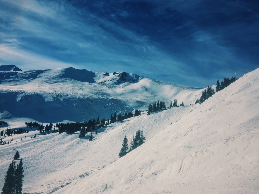 Photo Skiing in mountains